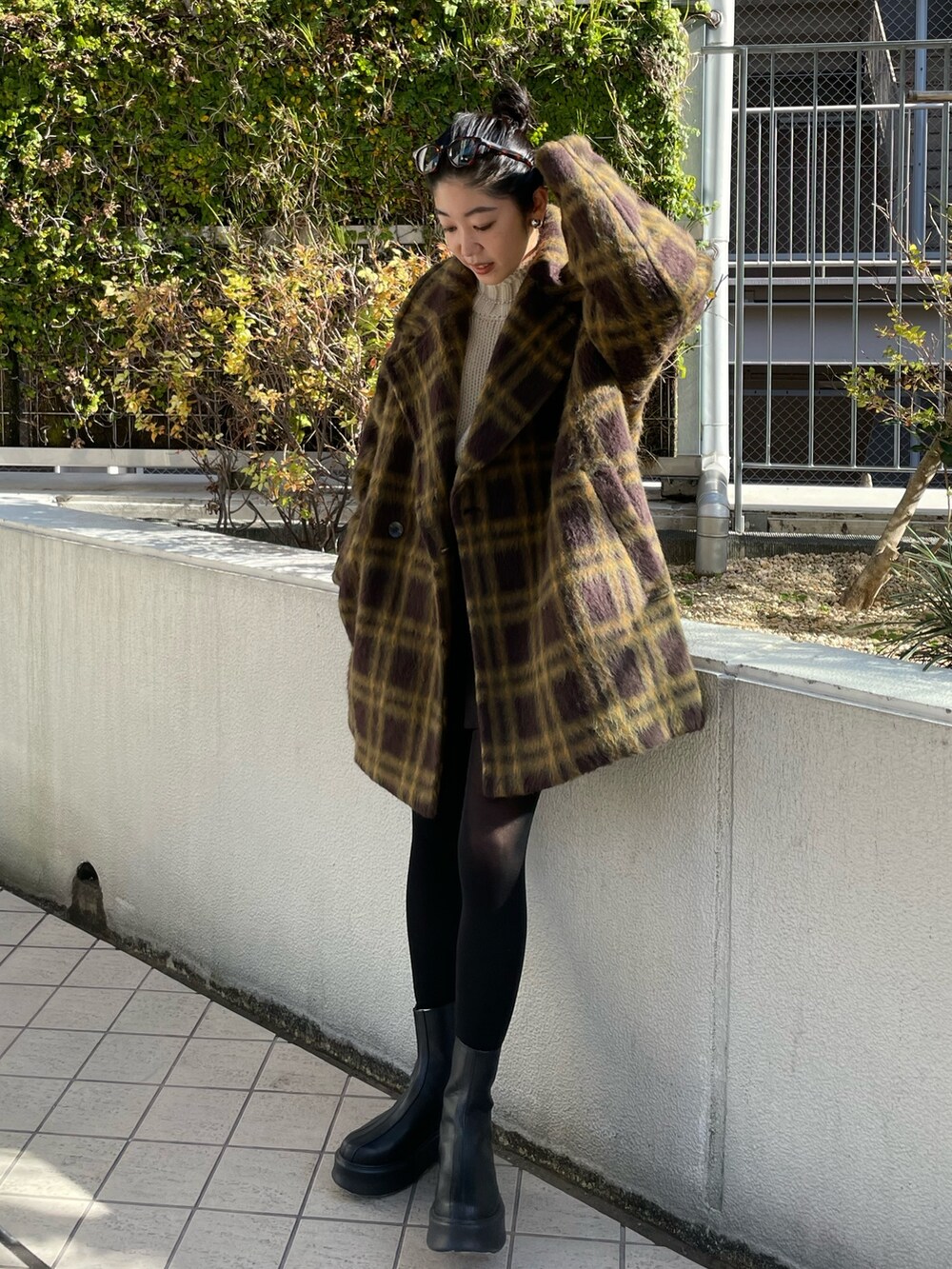 その他のピーコート、ホワイト系のニット/セーター、ブラック系のブーツを着用したレディースの冬コーディネートの3枚目の写真