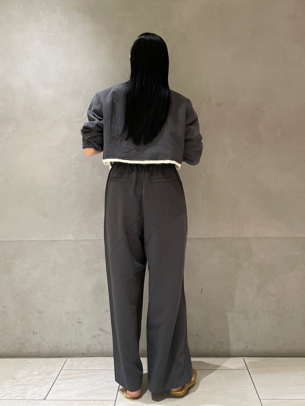 グレー系のその他パンツ、グレー系のテーラードジャケット、グレー系のキャミソールを着用したレディースの夏コーディネートの4枚目の写真