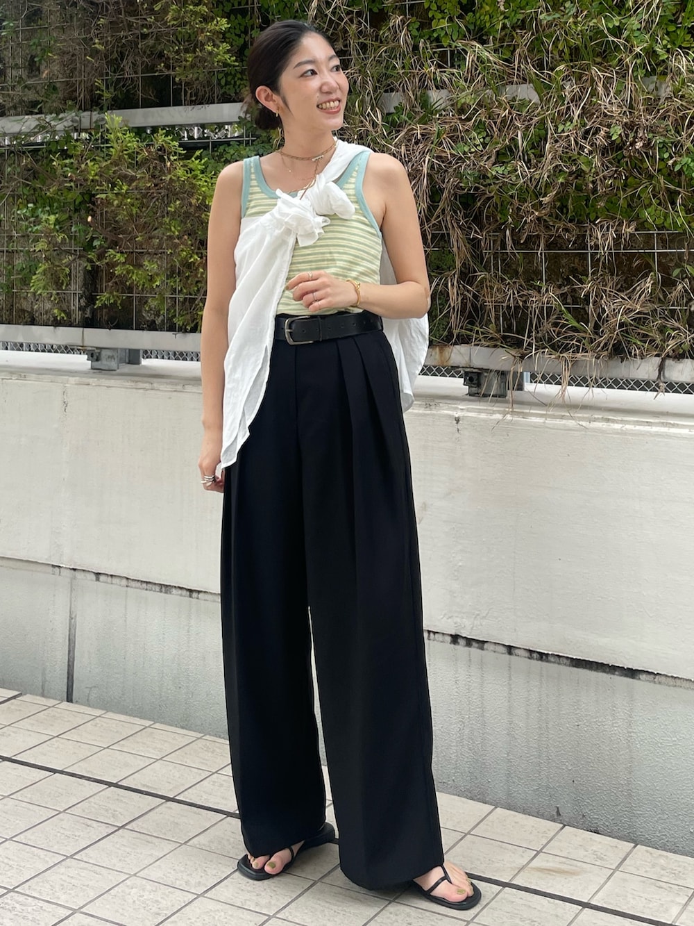 ブルー系のタンクトップ、ホワイト系のシャツ/ブラウス、ホワイト系のハットを着用したレディースの夏コーディネートの4枚目の写真