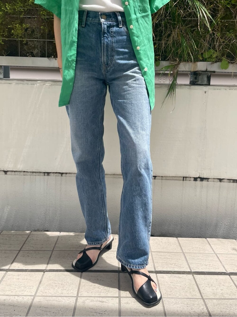 ホワイト系のタンクトップ、ブラック系のサンダル、グリーン系のシャツ/ブラウスを着用したレディースの春コーディネートの6枚目の写真