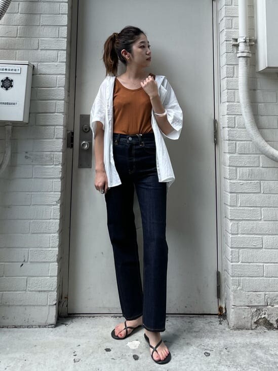 グリーン系のシャツ/ブラウス、ブルー系のデニムパンツ、ブラウン系のタンクトップを着用したレディースの夏コーディネートの2枚目の写真