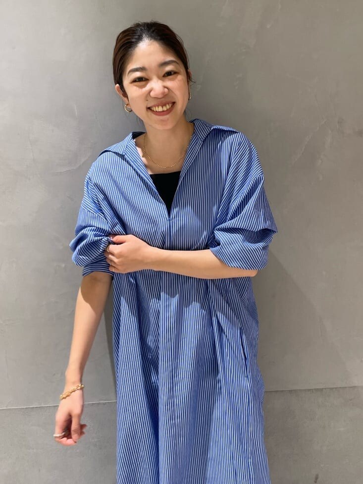 ブルー系のデニムパンツ、ブルー系のワンピース、ブラック系のキャミソールを着用したレディースの夏コーディネートの4枚目の写真