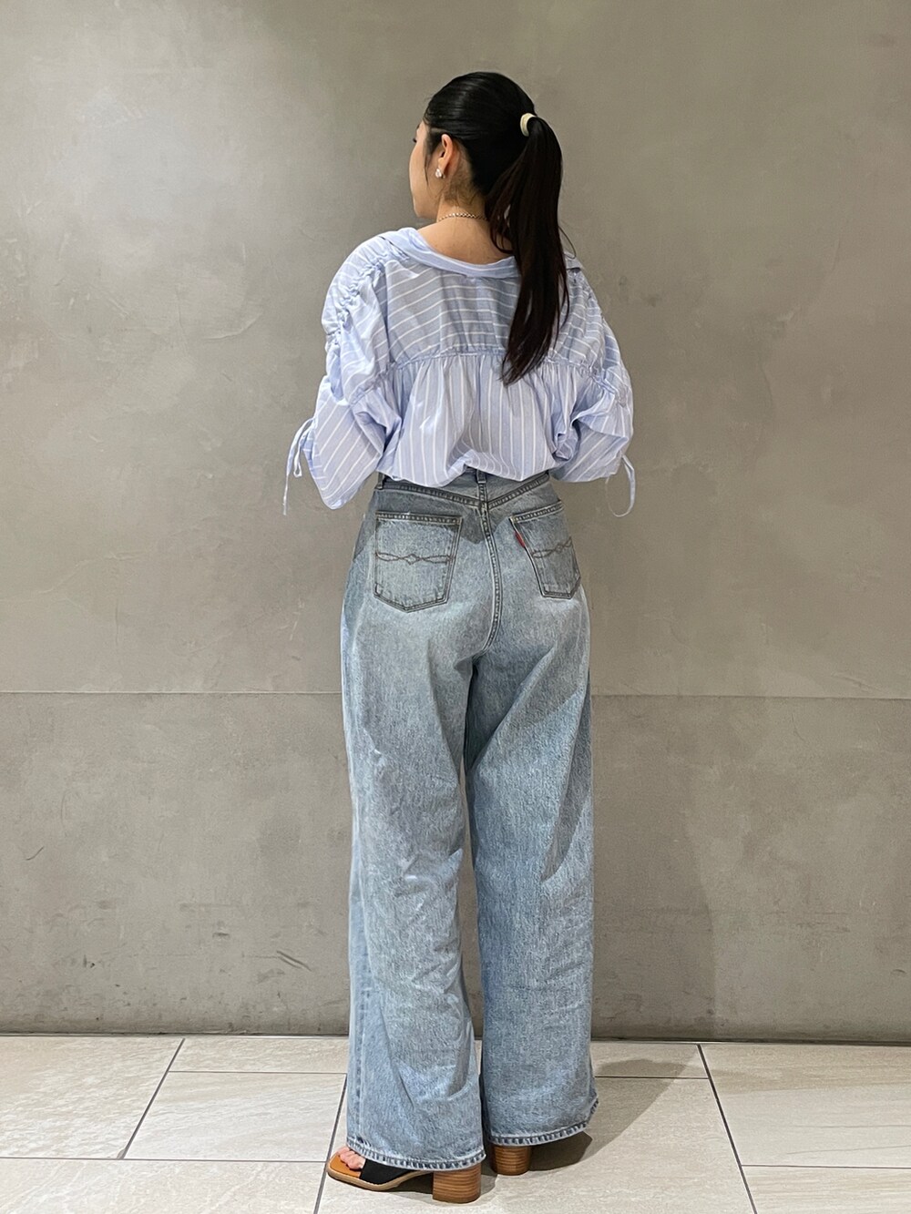 その他のシャツ/ブラウス、ブルー系のデニムパンツ、ブラック系のサンダルを着用したレディースの夏コーディネートの3枚目の写真