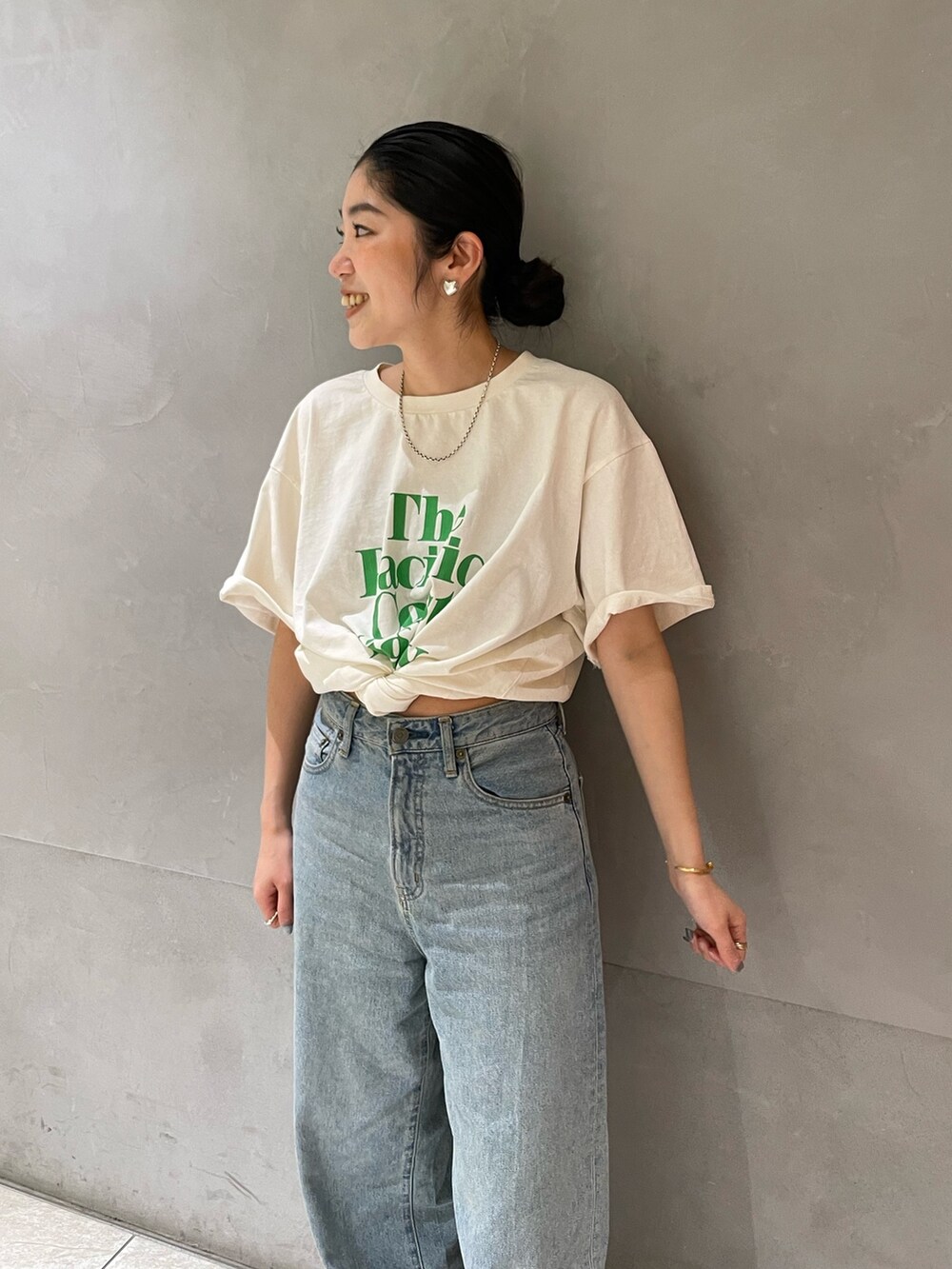 ブルー系のデニムパンツ、ホワイト系のTシャツ/カットソーを着用したレディースの春コーディネートの4枚目の写真