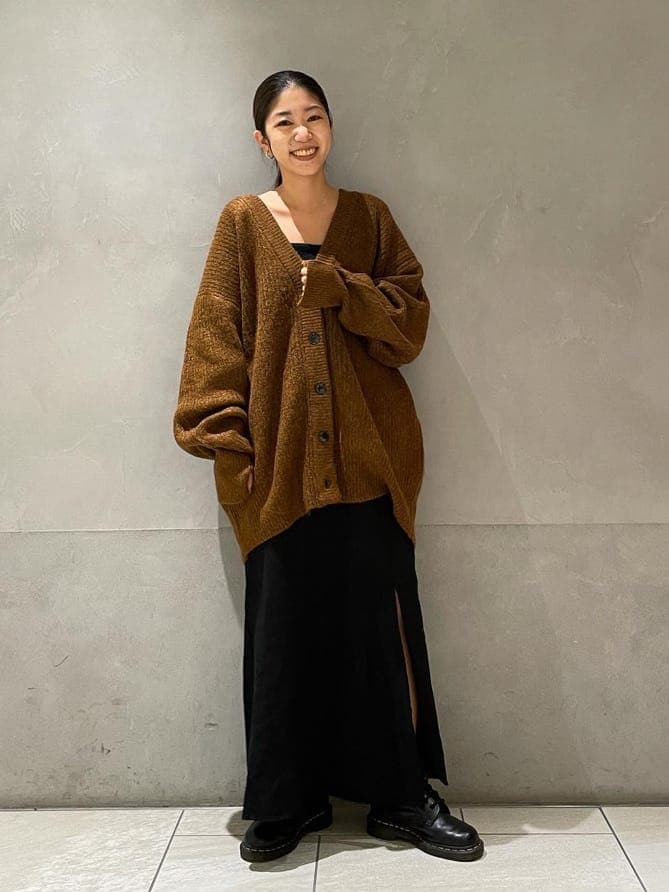 ブラック系のスカート、ブラウン系のカーディガン/ボレロを着用したレディースの秋コーディネートの2枚目の写真