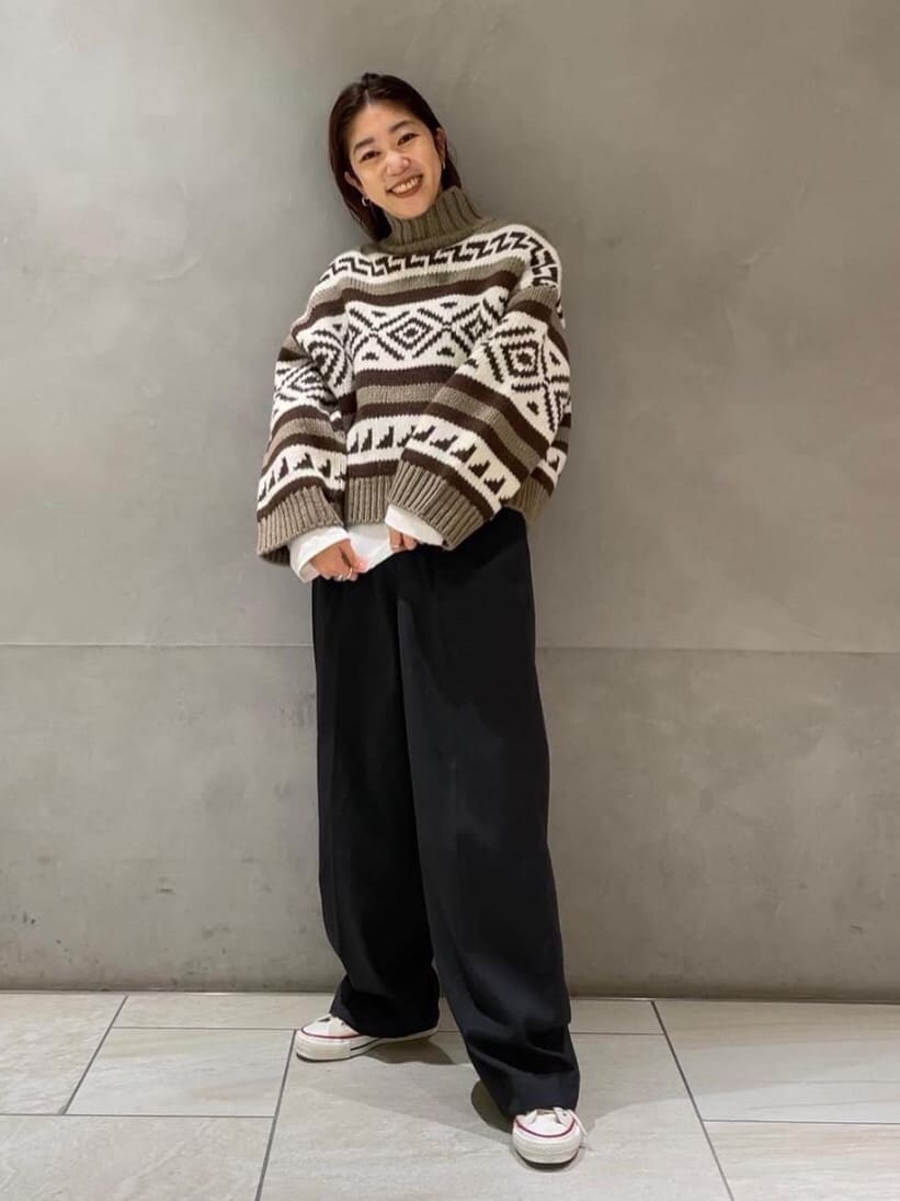 グレー系のその他パンツ、ベージュ系のニット/セーター、ホワイト系のTシャツ/カットソーを着用したレディースの冬コーディネートの3枚目の写真