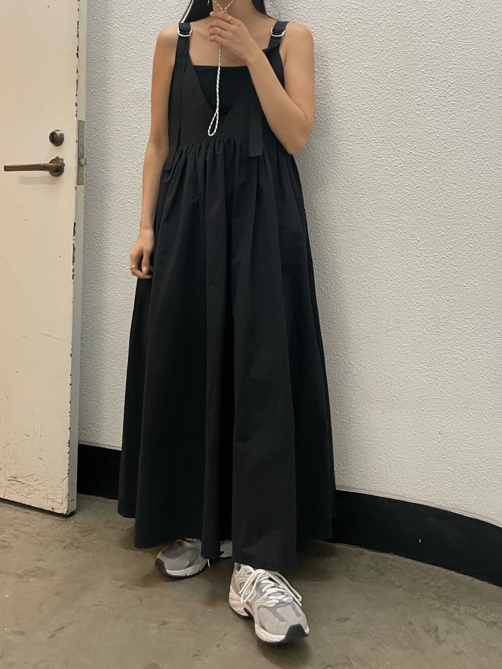 ブラック系のワンピース、ホワイト系のキャップを着用したレディースの春コーディネートの3枚目の写真