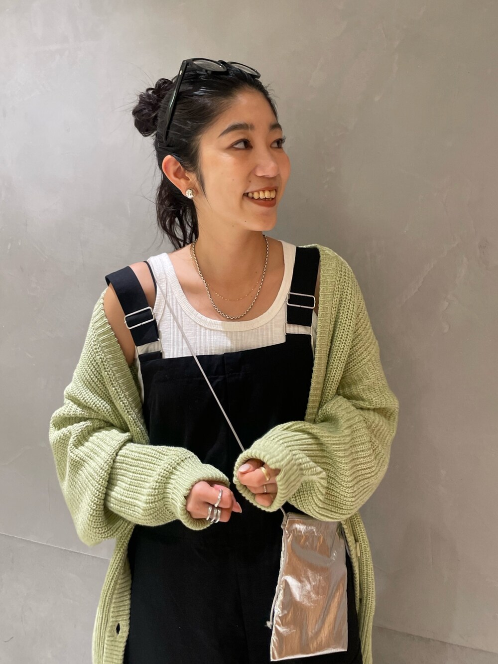 ブラック系のつなぎ/オールインワン、ホワイト系のタンクトップ、グリーン系のカーディガン/ボレロを着用したレディースの冬コーディネートの4枚目の写真