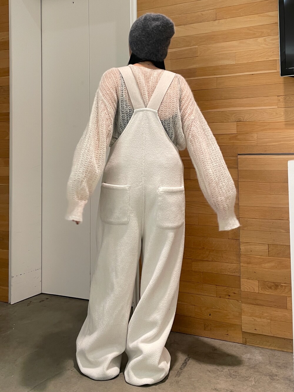 ホワイト系のニット/セーター、ホワイト系のサロペット/オーバーオールを着用したレディースの秋コーディネートの2枚目の写真