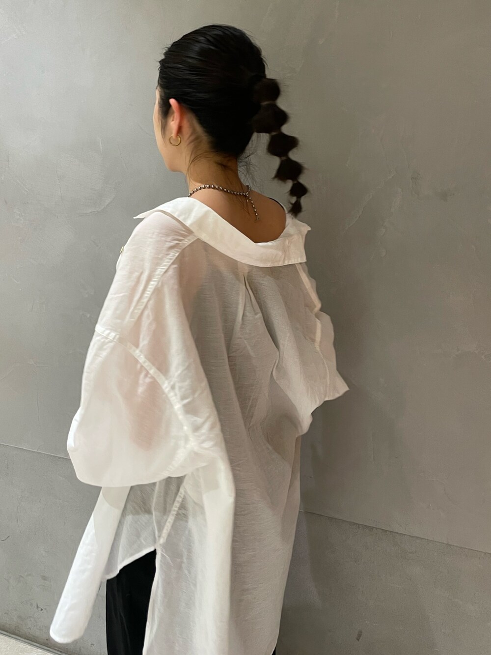 ブラック系のスカート、ホワイト系のシャツ/ブラウス、ブラック系のサンダルを着用したレディースの春コーディネートの5枚目の写真