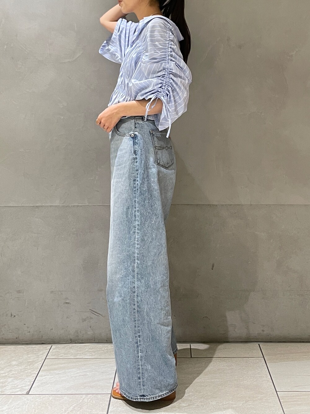 その他のシャツ/ブラウス、ブルー系のデニムパンツ、ブラック系のサンダルを着用したレディースの夏コーディネートの2枚目の写真