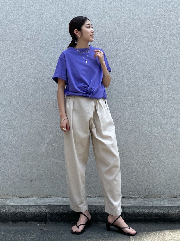 パープル系のTシャツ/カットソー、ホワイト系のその他パンツを着用したレディースの春コーディネートの2枚目の写真