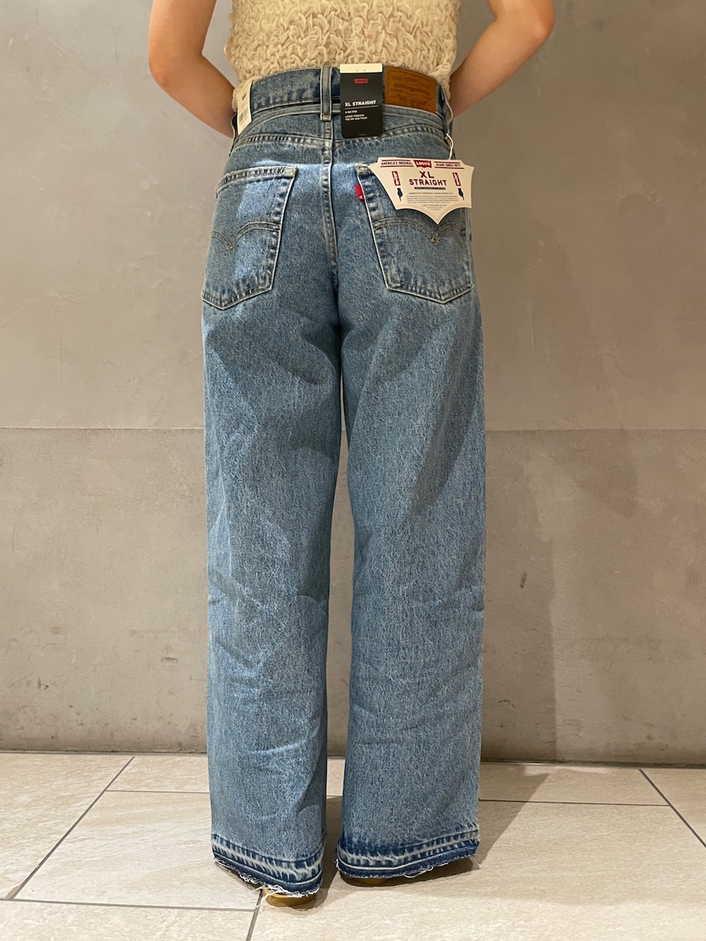 ホワイト系のシャツ/ブラウス、ブルー系のデニムパンツ、ゴールド系のローファーを着用したレディースの夏コーディネートの6枚目の写真