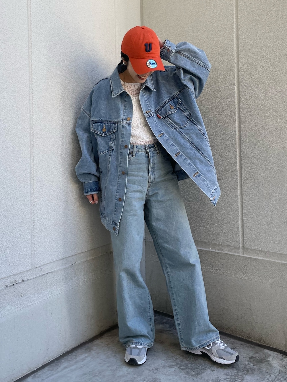 ブルー系のデニムパンツ、ブルー系のデニムジャケット、ホワイト系のTシャツ/カットソーを着用したレディースの冬コーディネートの6枚目の写真