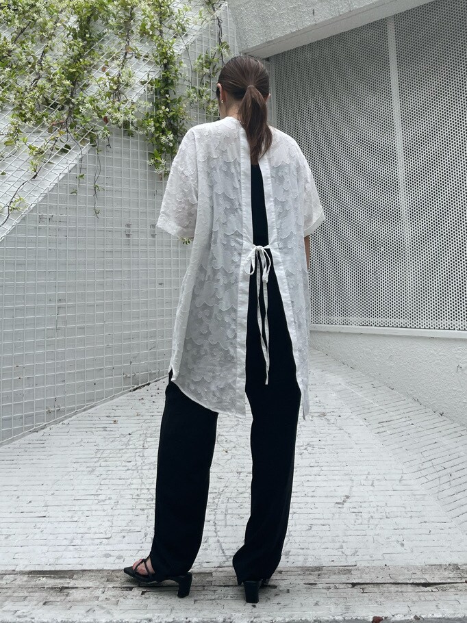 ブラック系のその他パンツ、ホワイト系のシャツ/ブラウス、ブラック系のサンダルを着用したレディースの春コーディネートの2枚目の写真