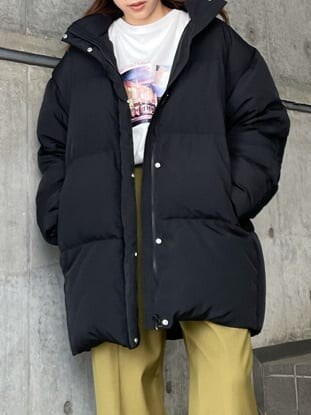 ホワイト系のTシャツ/カットソー、ブラック系のダウンジャケット/コート、ブラック系のハットを着用したレディースの夏コーディネートの3枚目の写真