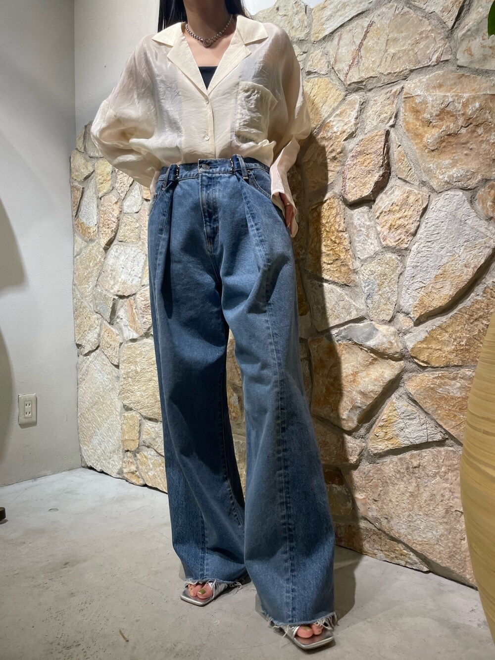 ブルー系のデニムパンツ、ホワイト系のシャツ/ブラウス、シルバー系のサンダルを着用したレディースの春コーディネートの3枚目の写真