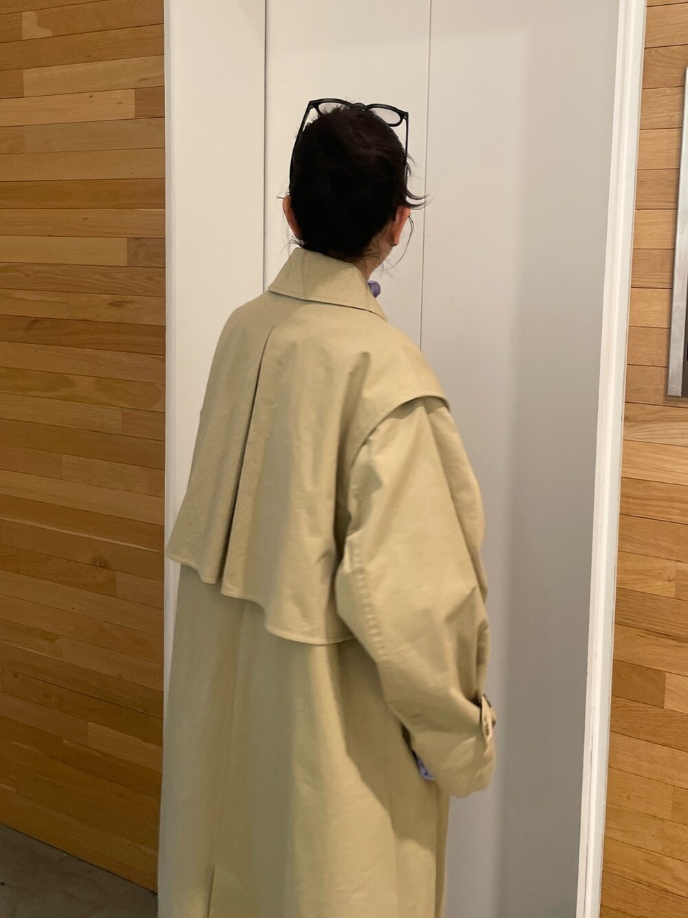 ブルー系のデニムパンツ、ベージュ系のその他アウター、パープル系のTシャツ/カットソーを着用したレディースの冬コーディネートの6枚目の写真