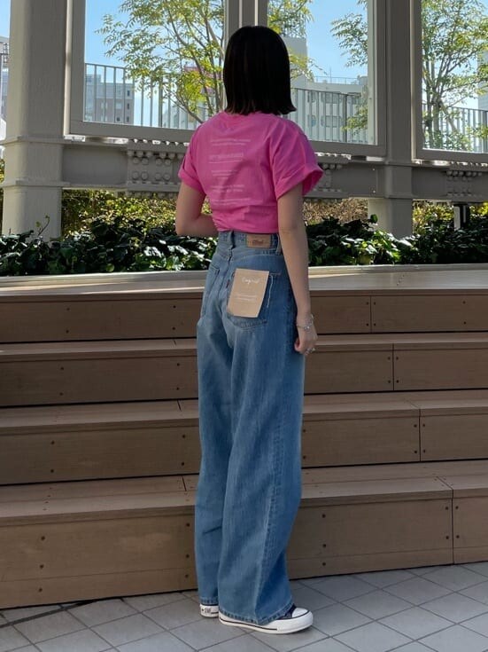ブルー系のデニムパンツ、ピンク系のTシャツ/カットソーを着用したレディースの春コーディネートの2枚目の写真