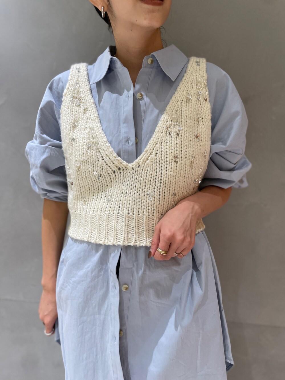 ブルー系のシャツ/ブラウス、ブルー系のデニムパンツ、ホワイト系のベストを着用したレディースの秋コーディネートの4枚目の写真