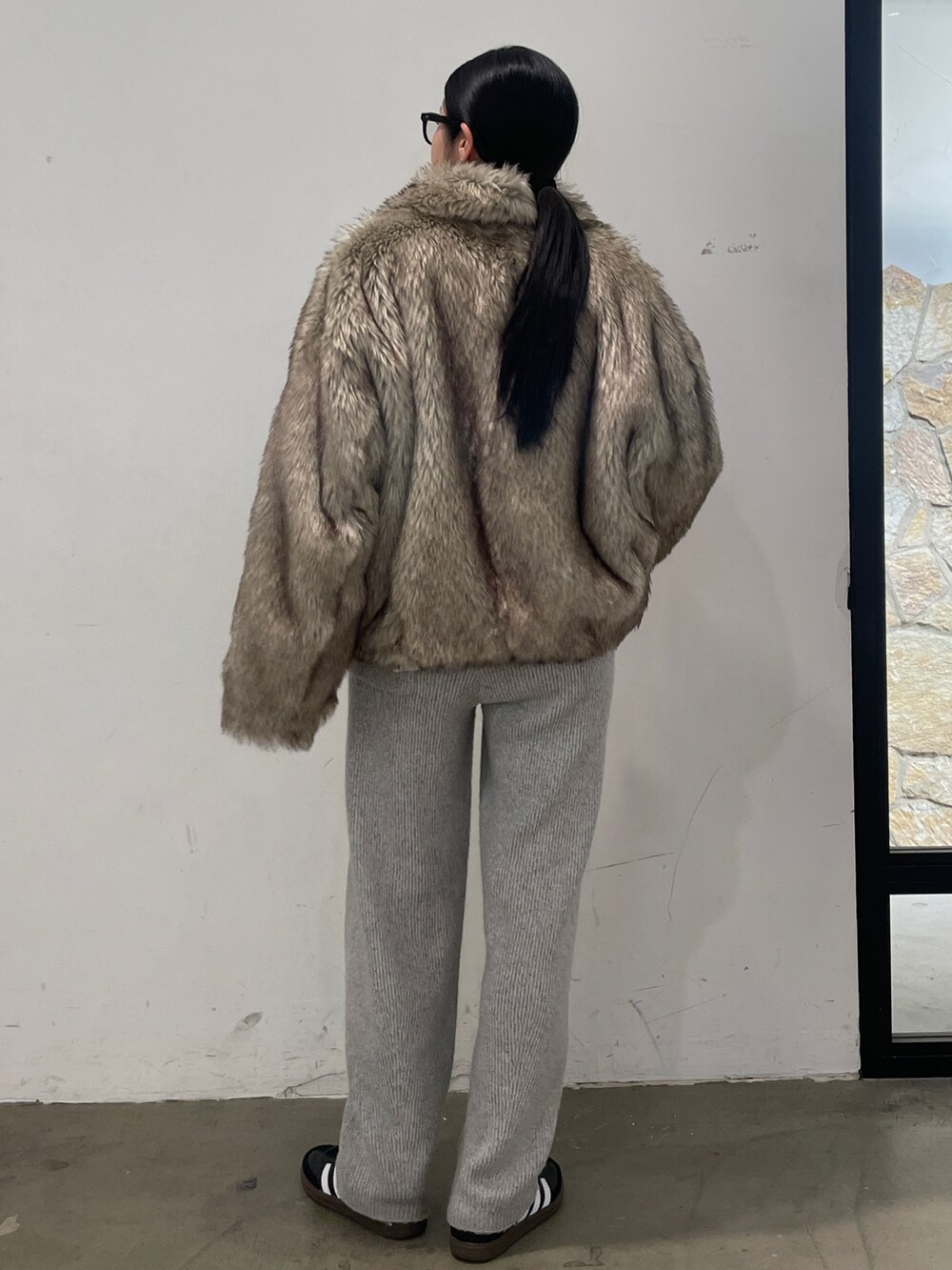 ベージュ系のその他アウター、グレー系のその他パンツを着用したレディースの秋コーディネートの4枚目の写真