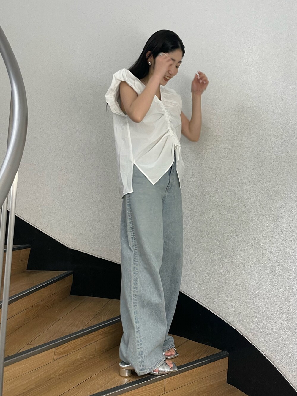 ホワイト系のシャツ/ブラウス、ブルー系のデニムパンツ、シルバー系のサンダルを着用したレディースの春コーディネートの3枚目の写真