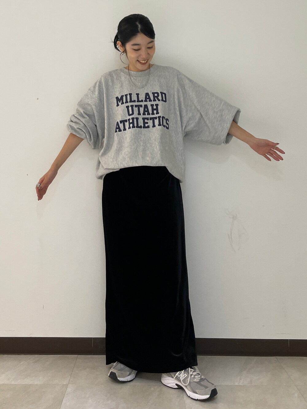 グレー系のスウェット、ブラック系のスカートを着用したレディースの秋コーディネートの4枚目の写真