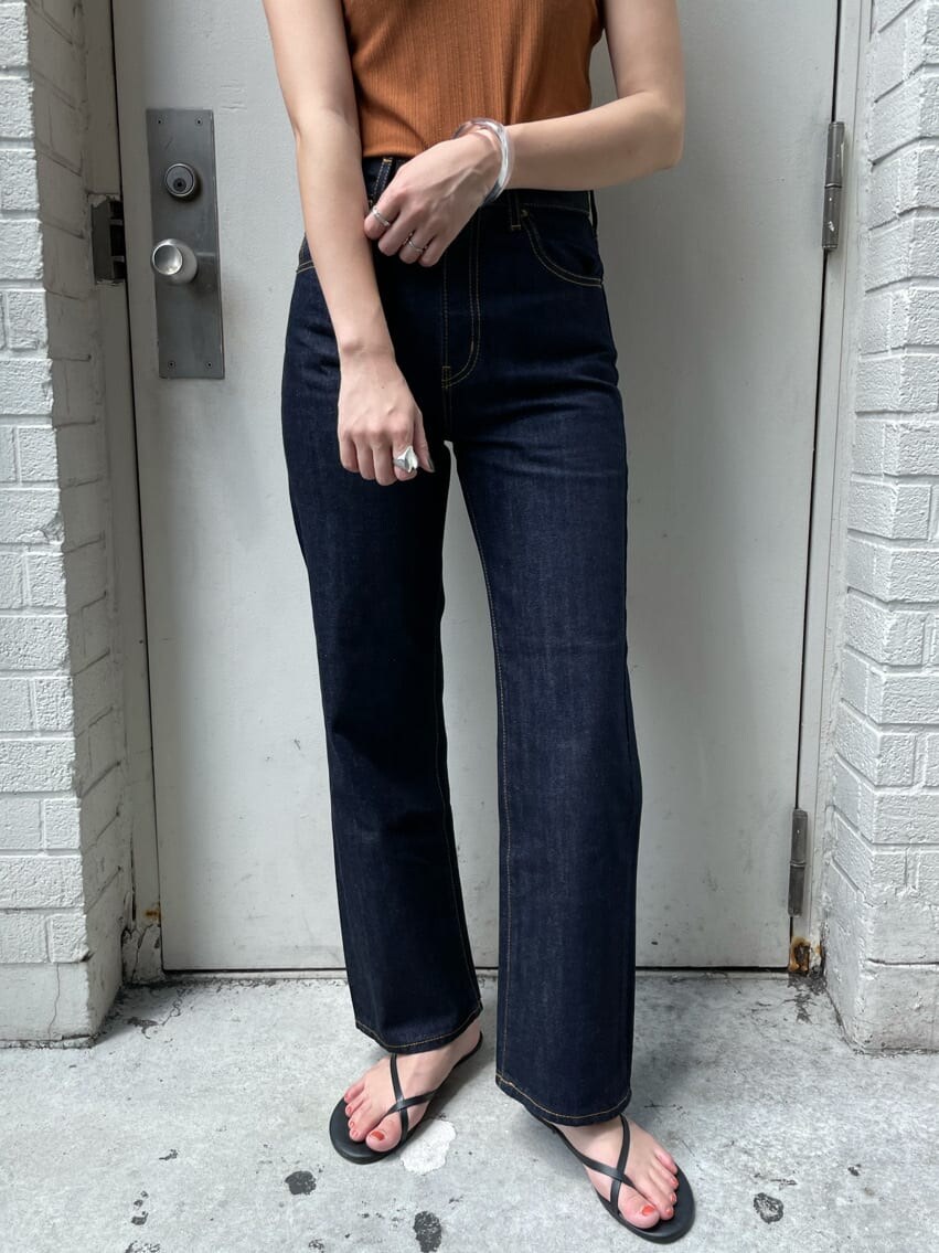 グリーン系のシャツ/ブラウス、ブルー系のデニムパンツ、ブラウン系のタンクトップを着用したレディースの夏コーディネートの5枚目の写真