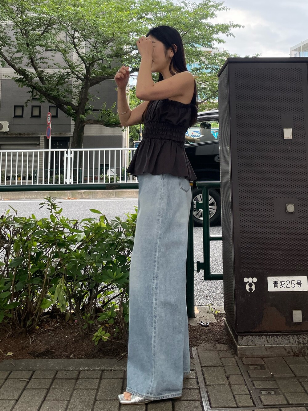 ブルー系のデニムパンツ、グレー系のキャミソール、シルバー系のサンダルを着用したレディースの夏コーディネートの8枚目の写真