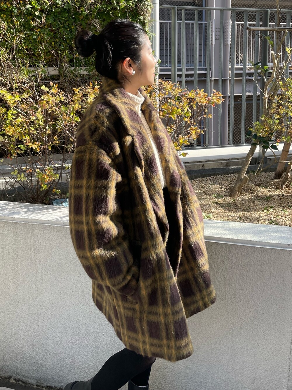 その他のピーコート、ホワイト系のニット/セーター、ブラック系のブーツを着用したレディースの冬コーディネートの5枚目の写真