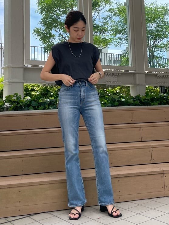 グレー系のタンクトップ、ブルー系のデニムパンツを着用したレディースの夏コーディネートの7枚目の写真