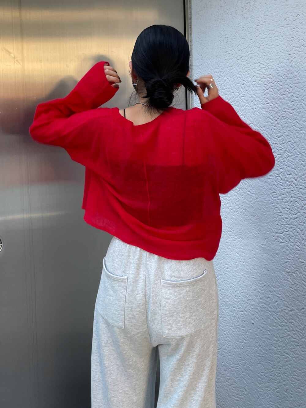 グレー系のスウェットパンツ、レッド系のニット/セーターを着用したレディースの秋コーディネートの7枚目の写真