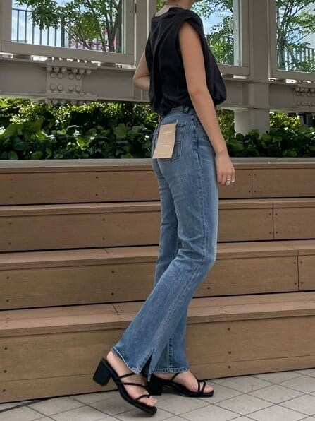 グレー系のタンクトップ、ブルー系のデニムパンツを着用したレディースの夏コーディネートの8枚目の写真