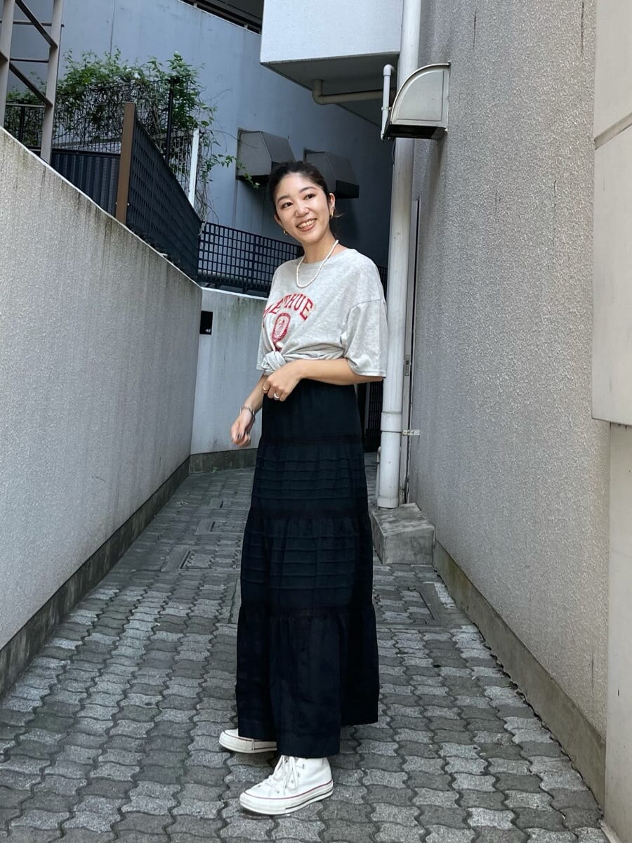 グレー系のTシャツ/カットソー、ホワイト系のスカートを着用したレディースの夏コーディネートの2枚目の写真