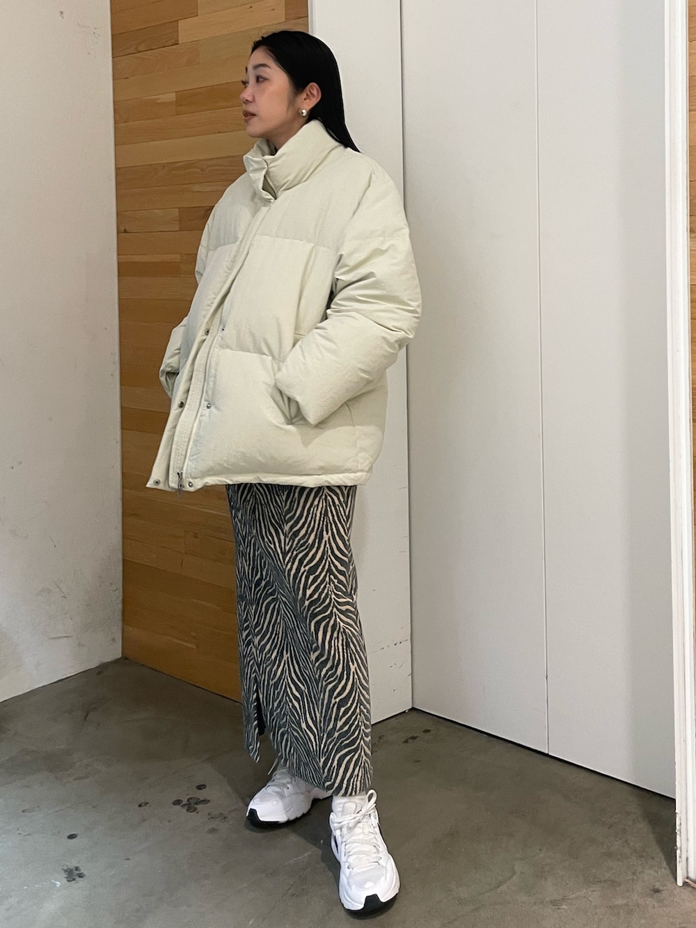 ホワイト系のダウンジャケット/コート、ブルー系のスカートを着用したレディースの秋コーディネートの3枚目の写真