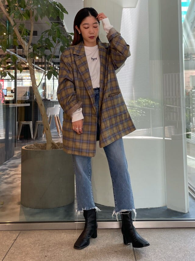 イエロー系のテーラードジャケット、ブルー系のデニムパンツ、ホワイト系のTシャツ/カットソーを着用したレディースの夏コーディネートの3枚目の写真