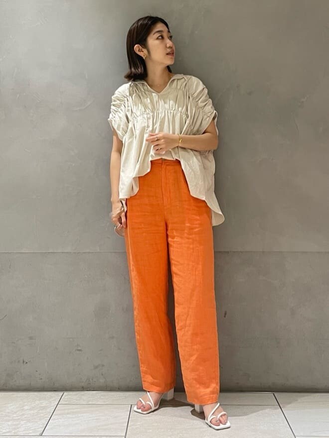 ホワイト系のシャツ/ブラウス、オレンジ系のその他パンツを着用したレディースの夏コーディネートの4枚目の写真