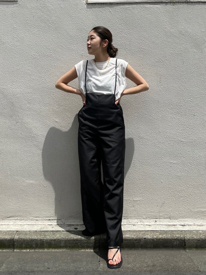 ブラック系のつなぎ/オールインワン、ブラック系のサンダル、ホワイト系のタンクトップを着用したレディースの夏コーディネートの2枚目の写真