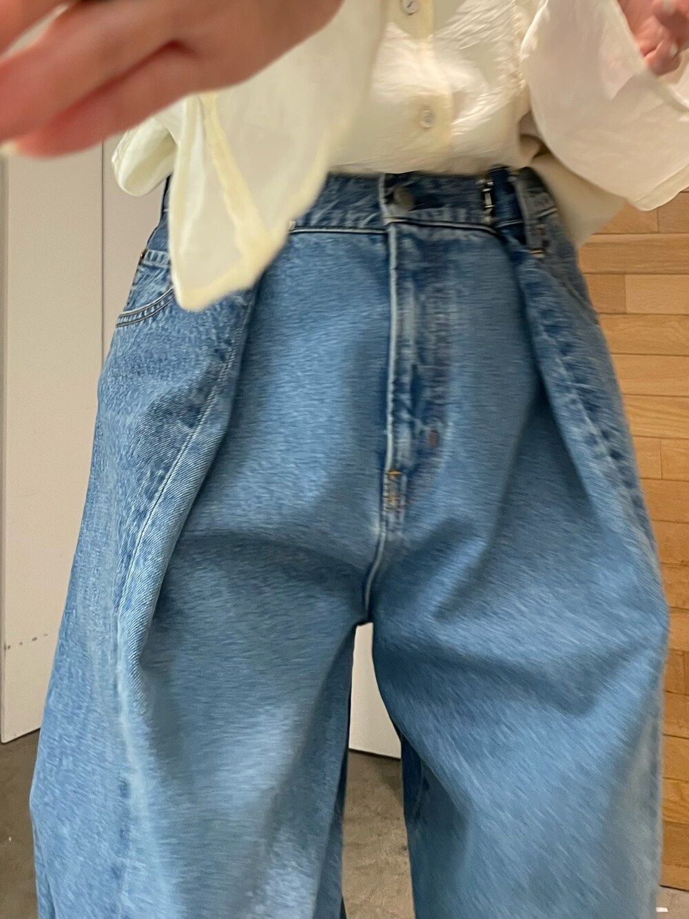 ブルー系のデニムパンツ、ホワイト系のシャツ/ブラウス、シルバー系のサンダルを着用したレディースの春コーディネートの5枚目の写真