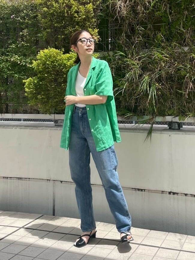 ホワイト系のタンクトップ、ブラック系のサンダル、グリーン系のシャツ/ブラウスを着用したレディースの春コーディネートの5枚目の写真