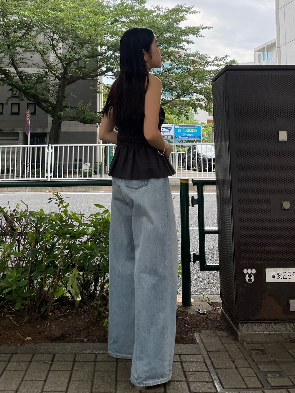 ブルー系のデニムパンツ、グレー系のキャミソール、シルバー系のサンダルを着用したレディースの夏コーディネートの3枚目の写真