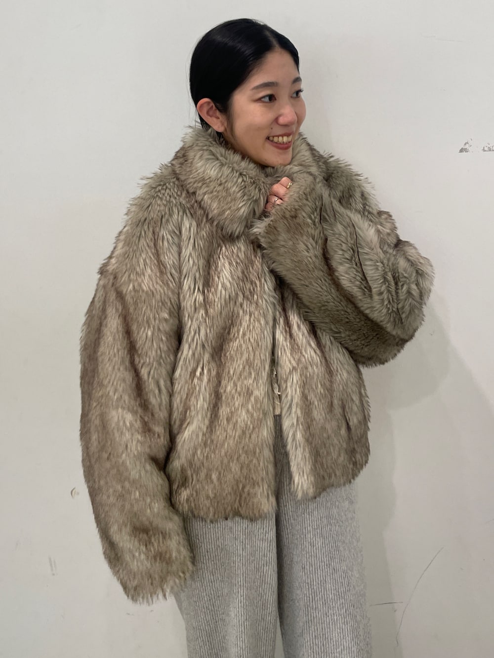 ベージュ系のその他アウター、グレー系のその他パンツを着用したレディースの秋コーディネートの7枚目の写真