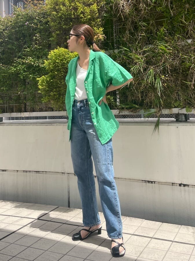 ホワイト系のタンクトップ、ブラック系のサンダル、グリーン系のシャツ/ブラウスを着用したレディースの春コーディネートの2枚目の写真