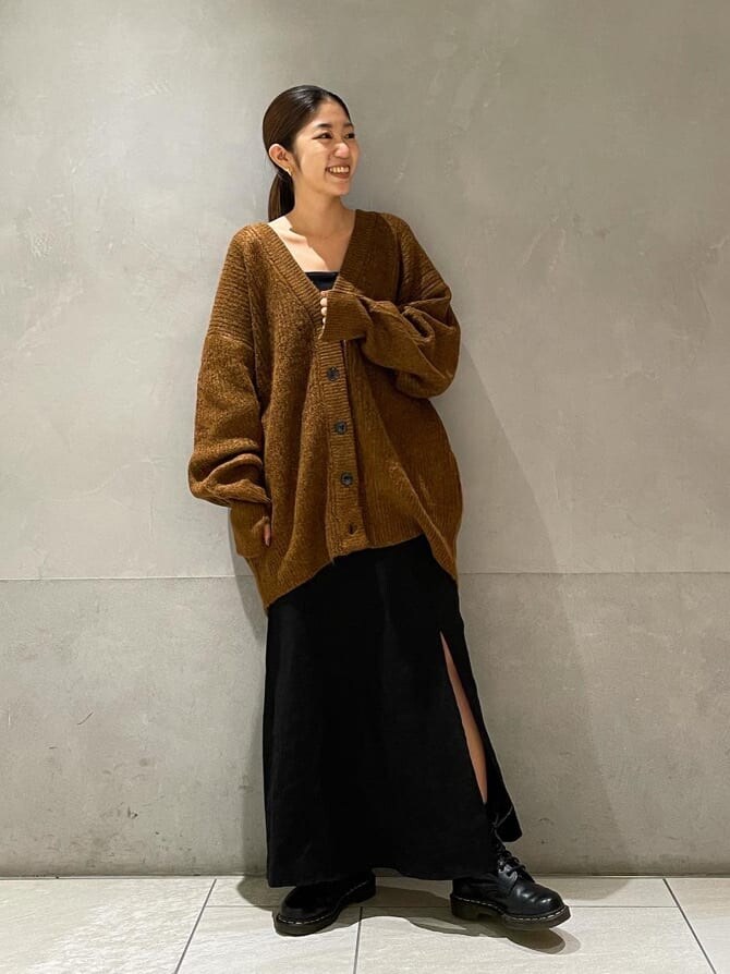 ブラック系のスカート、ブラウン系のカーディガン/ボレロを着用したレディースの秋コーディネートの4枚目の写真