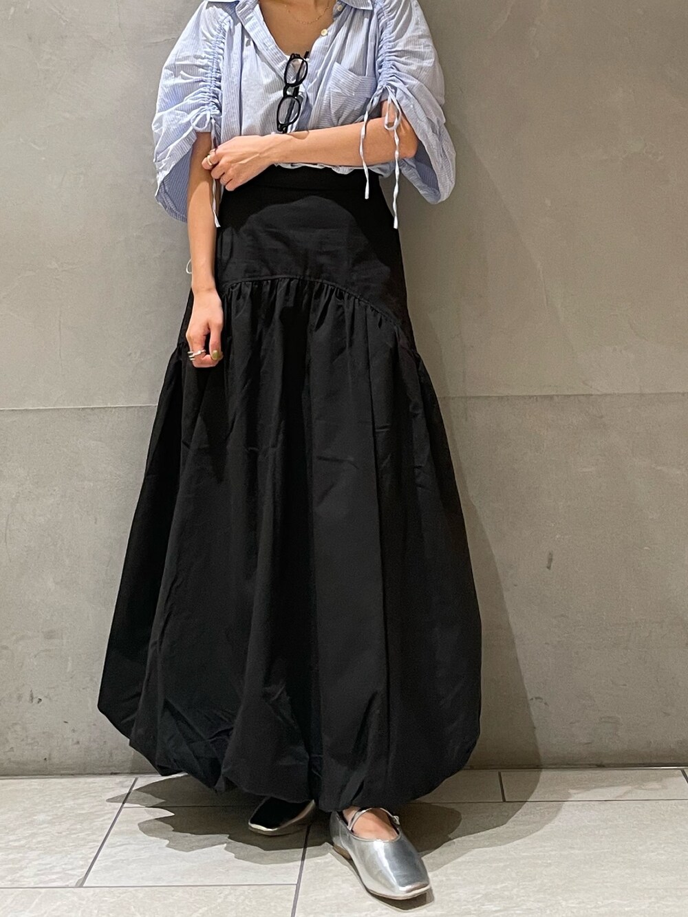 ブラック系のスカート、その他のシャツ/ブラウス、シルバー系のパンプスを着用したレディースの夏コーディネートの3枚目の写真