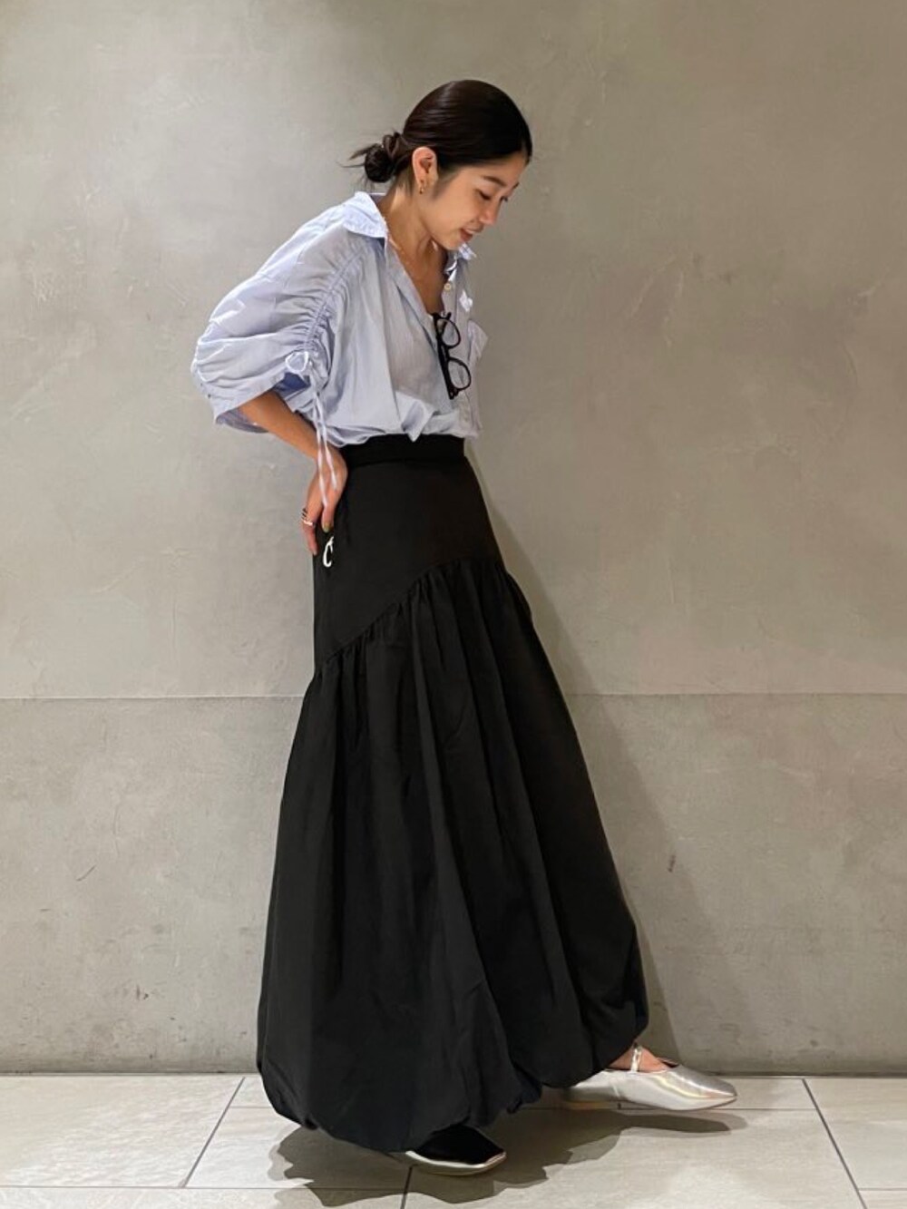ブラック系のスカート、その他のシャツ/ブラウス、シルバー系のパンプスを着用したレディースの夏コーディネートの2枚目の写真