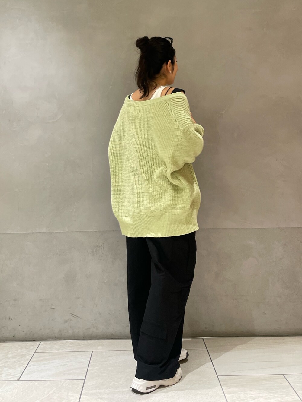 ブラック系のつなぎ/オールインワン、ホワイト系のタンクトップ、グリーン系のカーディガン/ボレロを着用したレディースの冬コーディネートの5枚目の写真