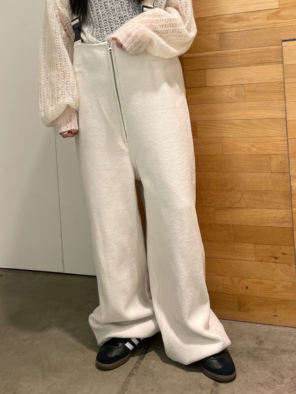 ホワイト系のニット/セーター、ホワイト系のサロペット/オーバーオールを着用したレディースの秋コーディネートの3枚目の写真