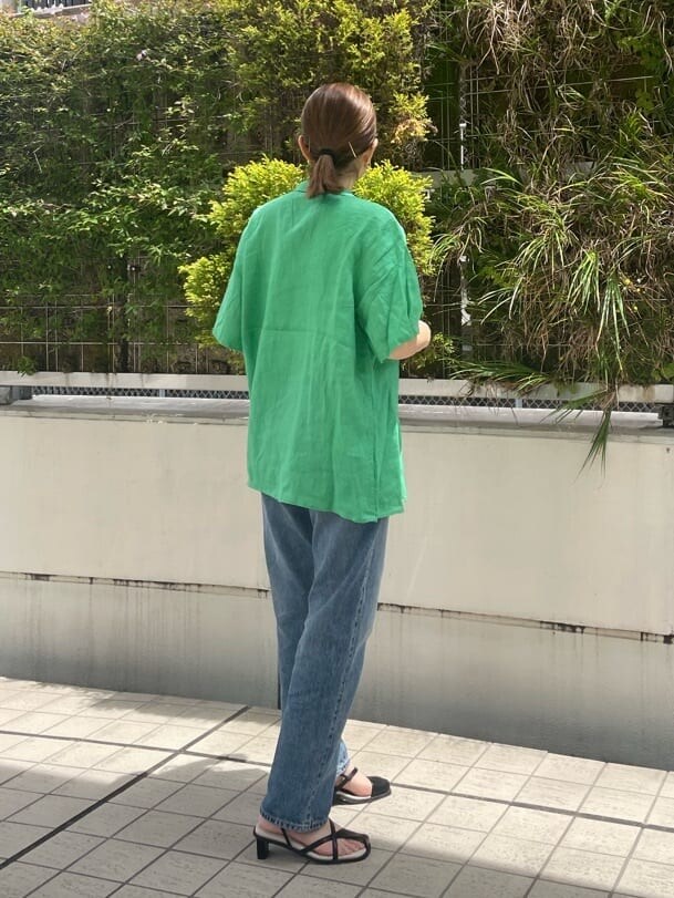 ホワイト系のタンクトップ、ブラック系のサンダル、グリーン系のシャツ/ブラウスを着用したレディースの春コーディネートの4枚目の写真