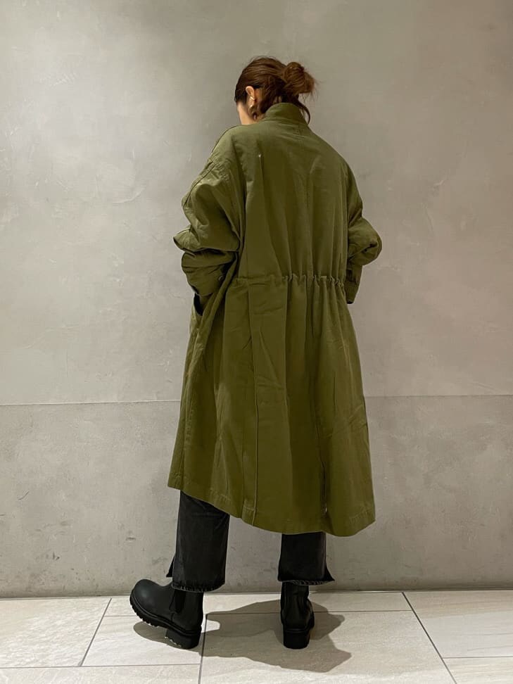 ブラック系のデニムパンツ、ベージュ系のその他アウター、ブラック系のブーツを着用したレディースの秋コーディネートの5枚目の写真